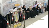 بالمصاحف والدموع.. أمهات أسوان يفترشن الأرصفة أمام لجان امتحانات الفيزياء -صور