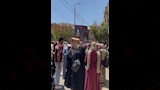 الأمهات ينتظرن أبنائهن أمام المدرسة