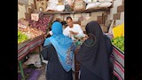 سيدات يشترين خضار