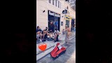 بوسي شلبي تتجول في شوارع اليونان