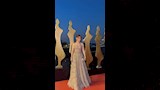 يارا تتألق بفستان ذهبي بقسة الكب 
