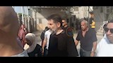 المخرج عثمان أبو لبن متأثرا برحيل والدته