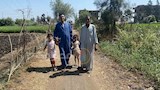 مع ابن شقيقته ولاحفاد