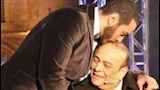 تامر حسني يقبل رأس والده الراحل