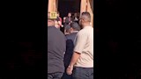 تامر حسني يصل جنازة والده