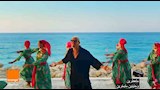 من "عودوني" إلى "لولا البنات".. 20 صورة تبرز جمال بطلات كليبات عمرو دياب