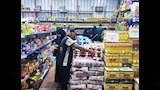 بالصور- تخفيضات كبيرة تجذب المواطنين في مهرجان التسوق الأول بأسوان