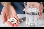 تناول الدواء بالماء.. لماذا يجب تجنب الحليب مع الأدوية؟