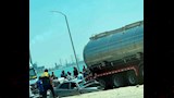 سيارة حشرت خلف شاحنة متوقفة بسبب قوة التصادم