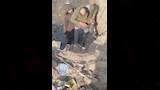 لحظة سرقة شخصين لكابلات الكهرباء بشبرا الخيمة  (2)