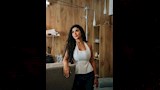 كارولين بفستان ابيض وجيب سوداء