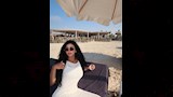 كارولين بفستان ابيض على البحر (1)