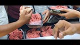 بها علامات فساد.. ضبط 200 كيلو لحوم ودهون غير صالحة داخل هايبر شهير ببنها