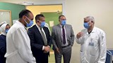 محافظ بورسعيد خلال زيارته المواطن قبل وفاته ١