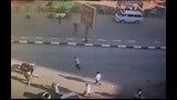 سائق متهور يدهس سيدة وموظفاً فى شارع بطل السلام بالفيوم -صور