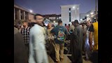 شباب يوزعون المياه والعصائر على أهالي ضحايا حادث الدواويس (1)
