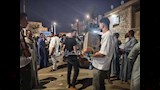 الجدعان وقت الأزمات.. شباب يوزعون المياه والعصائر على أهالي ضحايا حادث الدواويس -فيديو