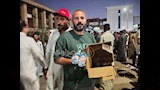 شباب يوزعون المياه والعصائر على أهالي ضحايا حادث الدواويس (3)