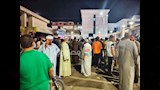 شباب يوزعون المياه والعصائر على أهالي ضحايا حادث الدواويس (6)
