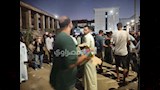 شباب يوزعون المياه والعصائر على أهالي ضحايا حادث الدواويس (4)