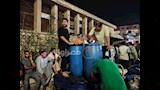 شباب يوزعون المياه والعصائر على أهالي ضحايا حادث الدواويس (5)