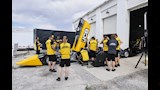 فريق عمل JCB بجانب السيارة JCB Hydromax