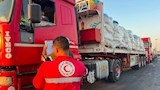 2741 طنًا من المساعدات.. الهلال الأحمر يطلق قافلة "زاد العزة" إلى غزة (صور)