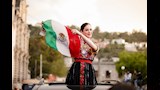 اعتمدت مكياجا ناعما ركز على إبراز ملامح الوجه