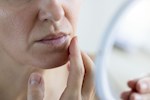 شكل نقص فيتامين B12 على الوجه- 7 أعراض احترس منها      