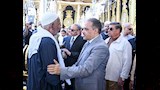 محافظ الشرقية يواسي أسر ضحايا حادث الإسماعيلية (3)_6
