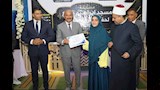 تكريم متسابقة من حفظة القرآن الكريم 