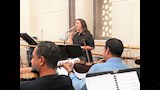 الفنانة ريهام عبد الحكيم في حالة من التركيز في البروفات
