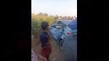 تجمع الأهالي حول السيارة