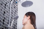 الاستحمام بالماء الساخن أثناء الحمل في الصيف.. إليك فوائده ومخاطره