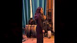 تركت جودي خصلات شعرها منسدلا 