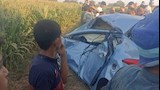 تجمع الأهالي حول السيارة