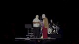 تووليت يوزع هدايا على جمهور حفله (2)
