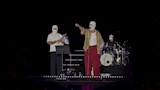 تووليت يوزع هدايا على جمهور حفله (4)