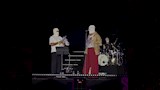 تووليت يوزع هدايا على جمهور حفله (3)