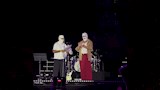 تووليت يوزع هدايا على جمهور حفله (1)