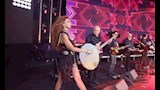 ميريام فارس تؤدي الدبكة اللبناني على المسرح