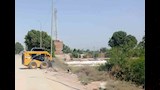 لودر يقوم برفع الاتربة والتراكمات