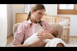 اختلاف ضخ حليب الثديين أثناء الرضاعة.. متى يكون طبيعيًا؟