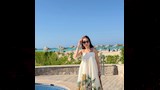 مي بفستان انسيابي 