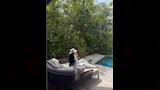 منة عرفة اما حمام السباحة