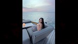 منة عرفة تستمتع باجواء البحر