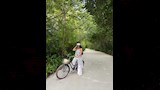 منة عرفة تركب الدراجة في المالديف