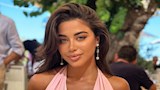 "عروسة البحر".. السكري تخطف الأنظار بإطلالة جذابة على الشاطئ