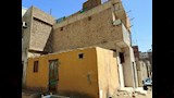 المنزل الذى سقط عليه عامود الكهرباء