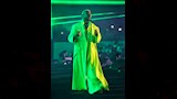ظهر أحمد مرتديا جاكيت طويل باللون الفسفوري